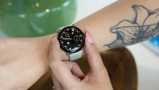 Часы Google Pixel Watch 4 на запястье с новым дисплеем и более тонкими рамками