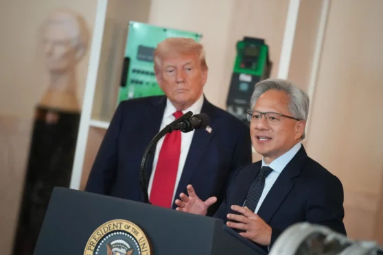 Президент США Дональд Трамп и CEO Nvidia Дженсен Хуанг в Белом доме 30 апреля 2025