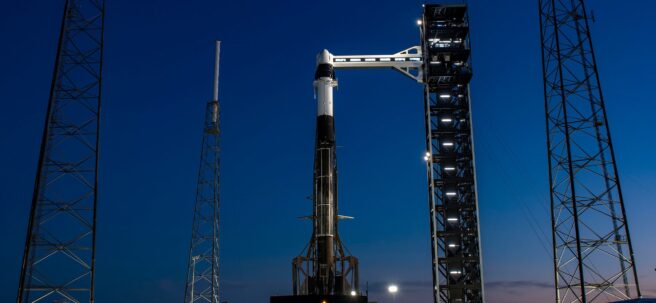 Ракета Falcon 9 с кораблём Dragon на стартовой площадке