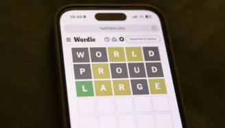 Игра Wordle на смартфоне