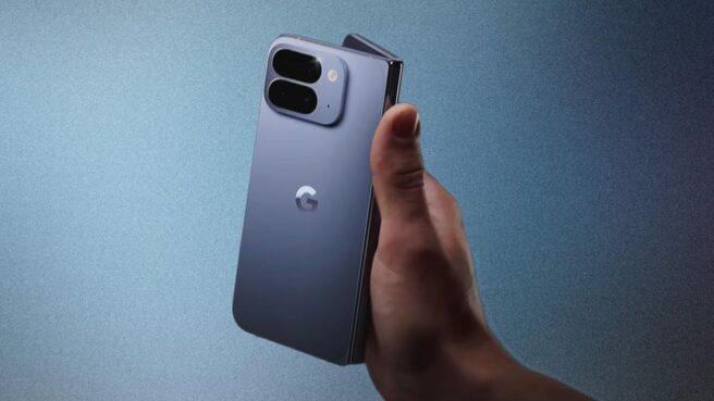 Google Pixel 10 Pro Fold, который держат в руке, демонстрируя складную конструкцию