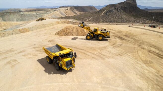 Автономный самосвал Komatsu HD605-10 от Pronto готовится к погрузке на испытательном полигоне