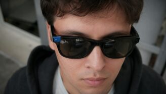 Meta отключает камеры на очках